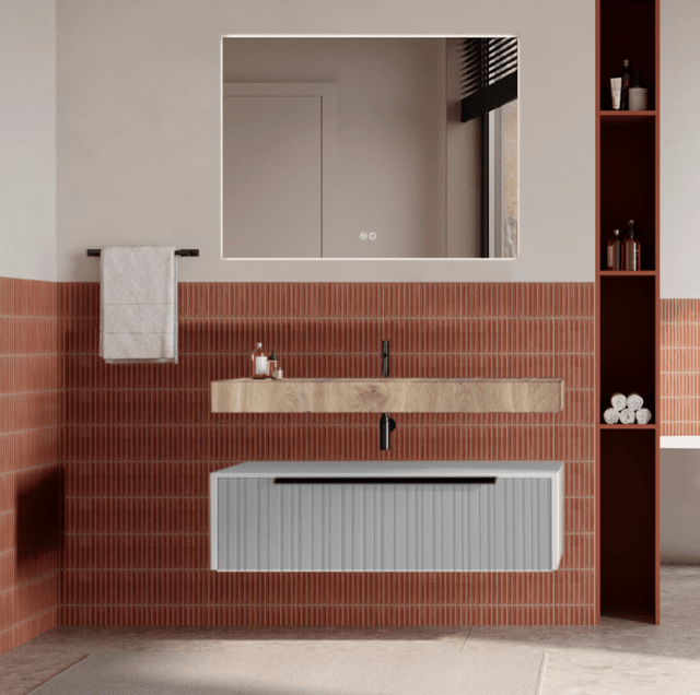 Set mobilier baie suspendat alb mat, riflaje Plissetatto, lavoar imitatie lemn și oglinda, manere negre, 100 cm, SaviniDue Iconica