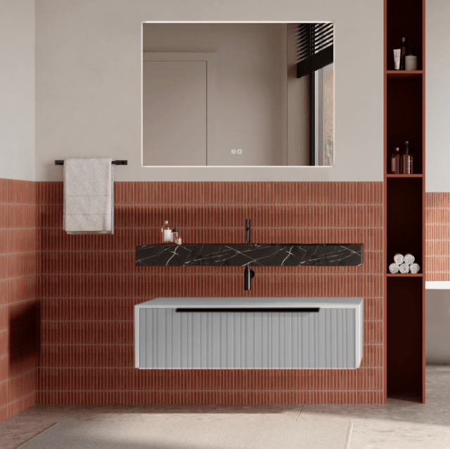 Set mobilier baie suspendat alb mat, riflaje Plissetatto, lavoar negru și oglinda, manere negre, 100 cm, SaviniDue Iconica