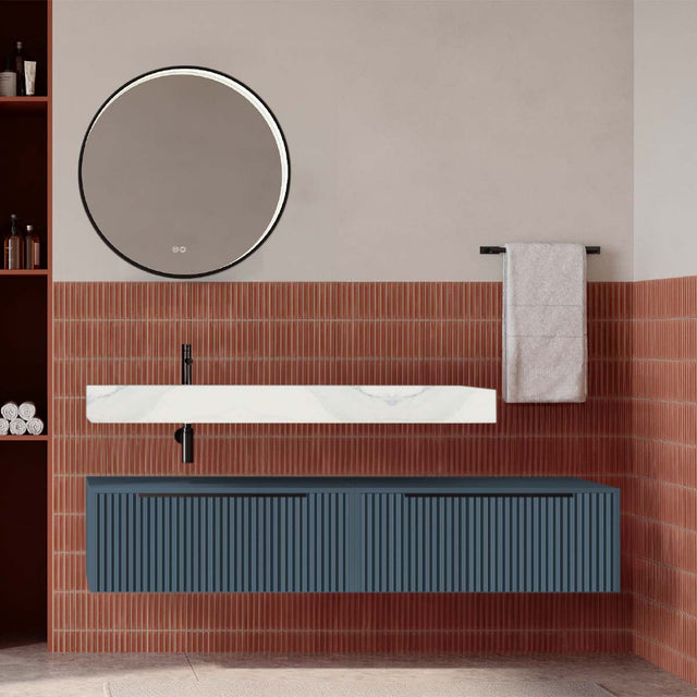 Set mobilier baie suspendat albastru mat cu lavoar imitație marmura alba și oglindă, cu riflaje cannetatto, 160 cm, SaviniDue Iconica