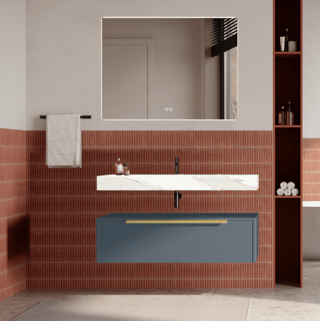 Set mobilier baie suspendat albastru mat, lavoar alb și oglinda, manere aurii, 100 cm, SaviniDue Iconica