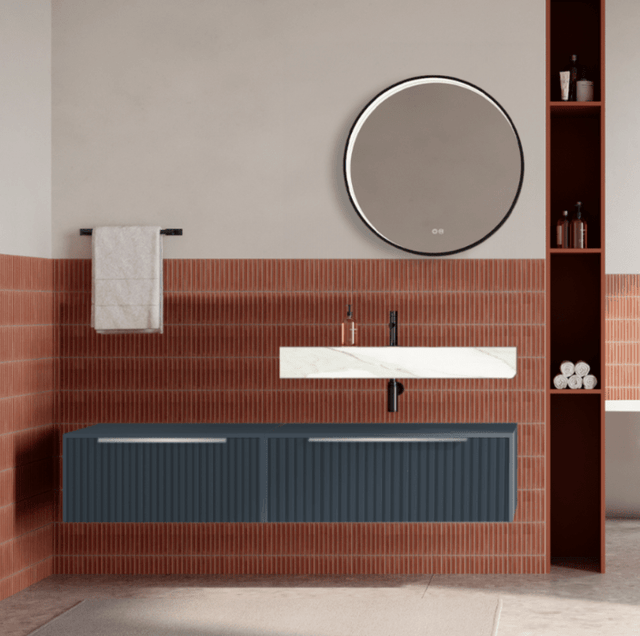 Set mobilier baie suspendat albastru mat, riflaje Cannetatto, lavoar alb si oglinda rotunda, manere din otel inoxidabil, 140 cm, SaviniDue Iconica