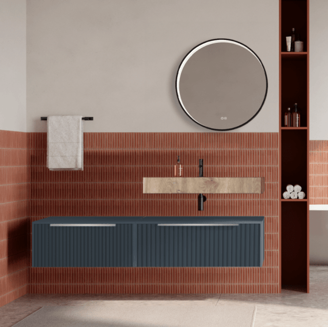 Set mobilier baie suspendat albastru mat, riflaje Cannetatto, lavoar imitatie lemn si oglinda rotunda, manere din otel inoxidabil, 140 cm, SaviniDue Iconica