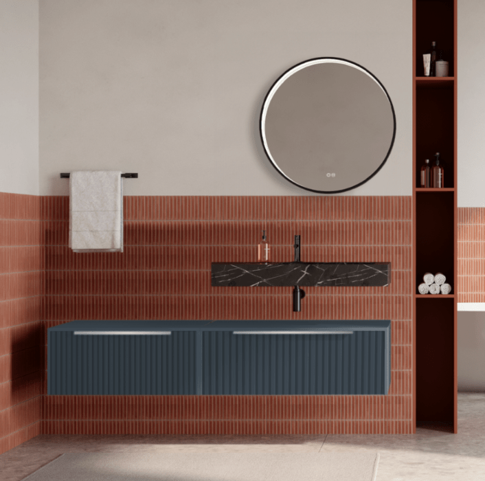 Set mobilier baie suspendat albastru mat, riflaje Cannetatto, lavoar negru si oglinda rotunda, manere din otel inoxidabil, 140 cm, SaviniDue Iconica