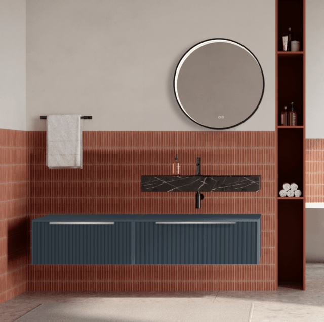 Set mobilier baie suspendat albastru mat, riflaje Cannetatto, lavoar negru si oglinda rotunda, manere din otel inoxidabil, 140 cm, SaviniDue Iconica