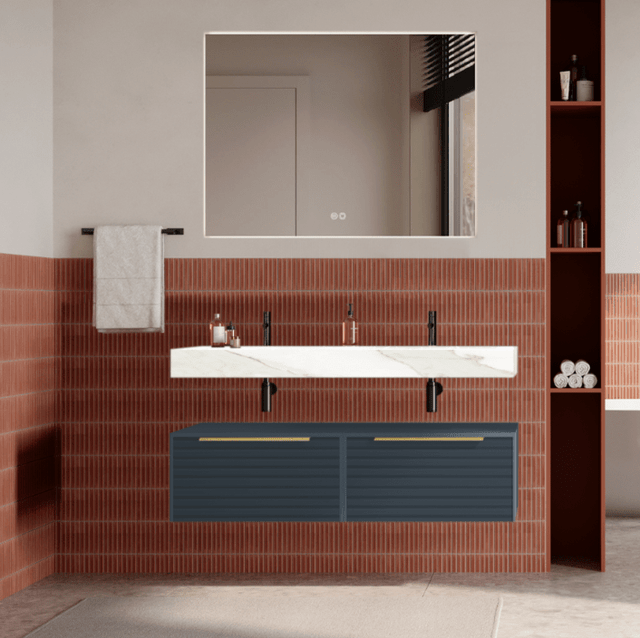 Set mobilier baie suspendat albastru mat, riflaje Dogato, lavoar alb si oglinda, manere aurii, 120 cm, SaviniDue Iconica