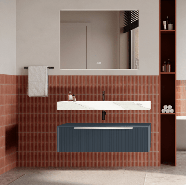 Set mobilier baie suspendat albastru mat, riflaje Plissetatto, lavoar alb și oglinda, manere crom, 100 cm, SaviniDue Iconica