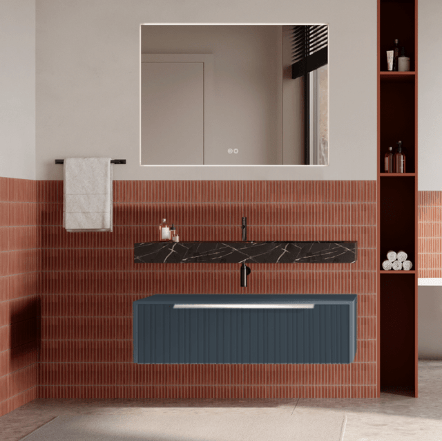 Set mobilier baie suspendat albastru mat, riflaje Plissetatto, lavoar negru și oglinda, manere crom, 100 cm, SaviniDue Iconica