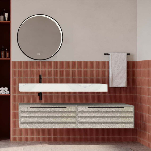 Set mobilier baie suspendat bej mat cu lavoar imitație marmura alba și oglindă, cu riflaje Dogato, 160 cm, SaviniDue Iconica