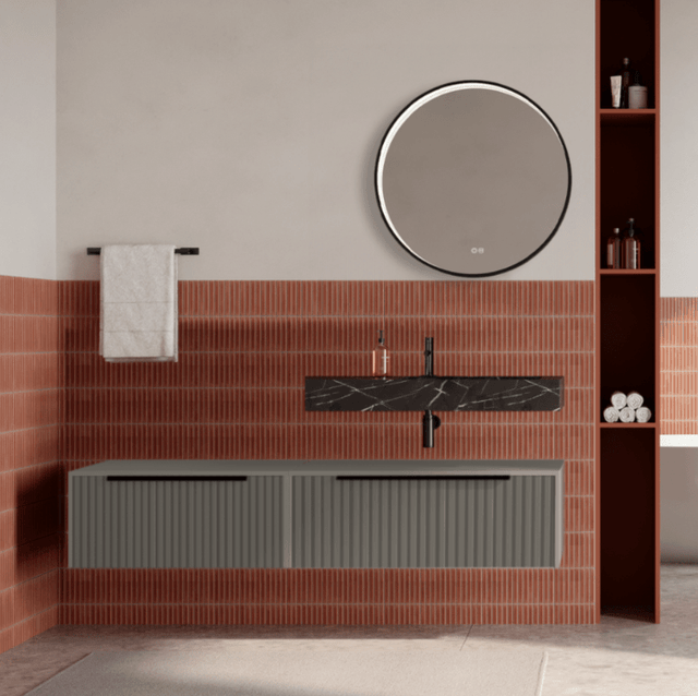 Set mobilier baie suspendat bej, riflaje Cannetatto, lavoar negru si oglinda rotunda, manere negre, 140 cm, SaviniDue Iconica