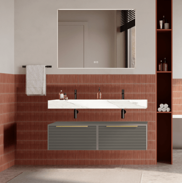 Set mobilier baie suspendat bej, riflaje Dogato, lavoar alb și oglinda, manere aurii, 120 cm, SaviniDue Iconica
