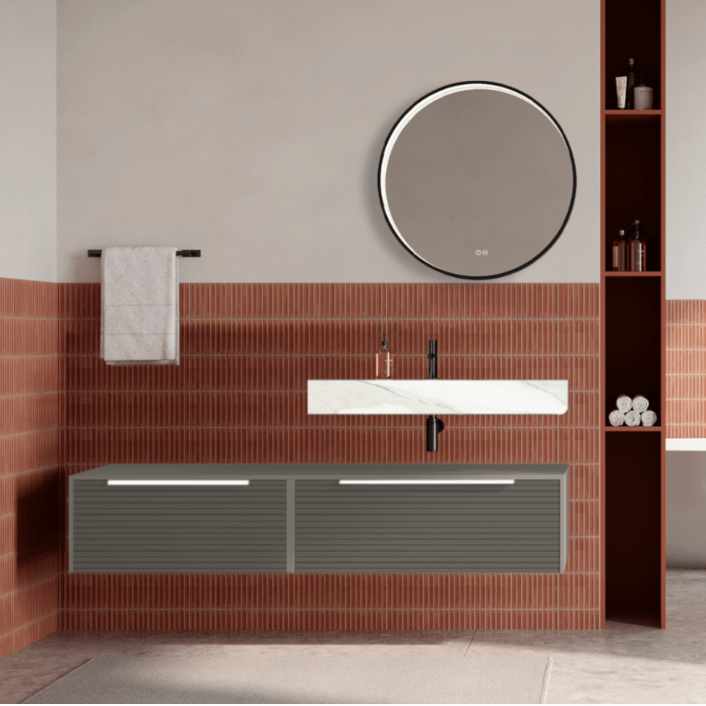 Set mobilier baie suspendat bej, riflaje Dogato, lavoar alb si oglinda rotunda, manere albe, 140 cm, SaviniDue Iconica