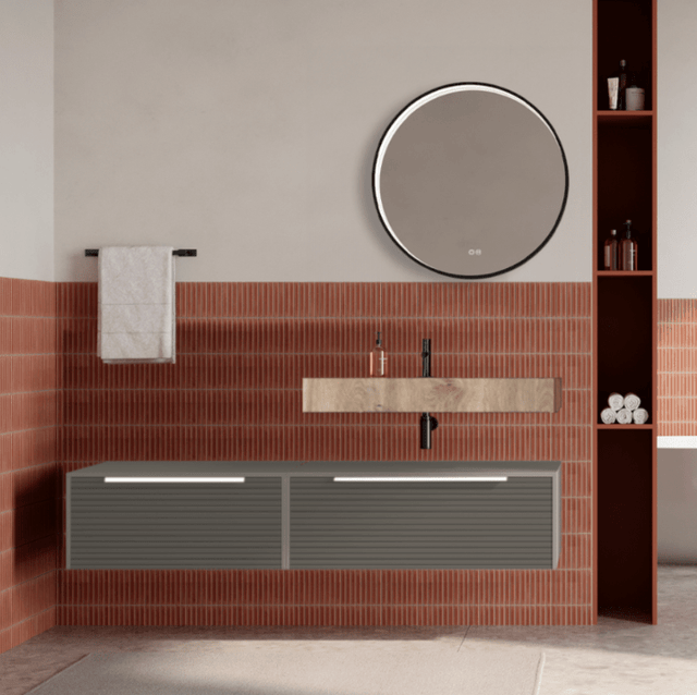 Set mobilier baie suspendat bej, riflaje Dogato, lavoar imitatie lemn si oglinda rotunda, manere albe, 140 cm, SaviniDue Iconica