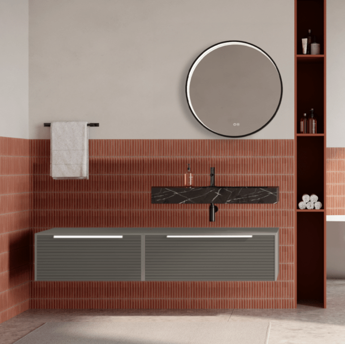 Set mobilier baie suspendat bej, riflaje Dogato, lavoar negru si oglinda rotunda, manere albe, 140 cm, SaviniDue Iconica