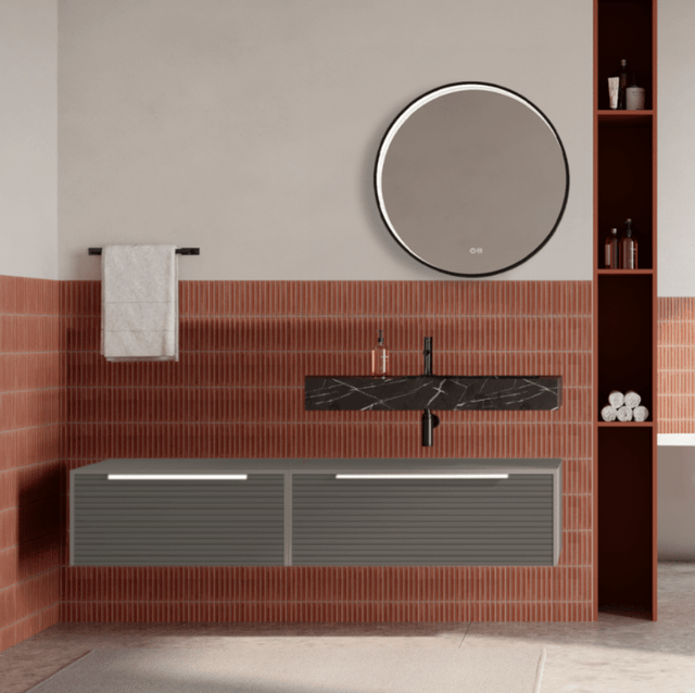 Set mobilier baie suspendat bej, riflaje Dogato, lavoar negru si oglinda rotunda, manere albe, 140 cm, SaviniDue Iconica
