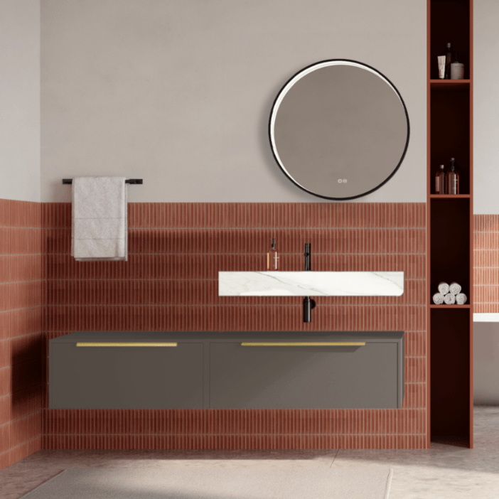 Set mobilier baie suspendat gri cenusiu, lavoar alb si oglinda rotunda, manere aurii, 140 cm, SaviniDue Iconica