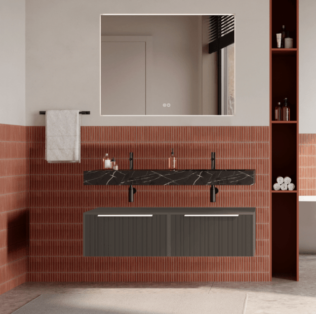 Set mobilier baie suspendat gri cenusiu, riflaje Plissetatto, lavoar negru si oglinda, manere albe, 120 cm, SaviniDue Iconica