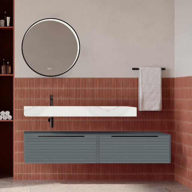Set mobilier baie suspendat gri mat cu lavoar imitație marmura alba și oglindă, cu riflaje Dogato, 160 cm, SaviniDue Iconica