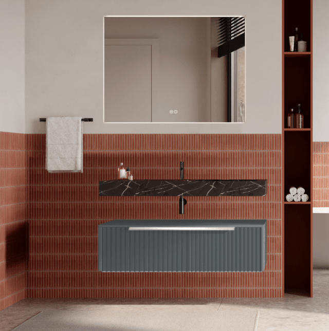 Set mobilier baie suspendat gri mat, riflaje Cannetatto, lavoar negru și oglinda, manere crom, 100 cm, SaviniDue Iconica