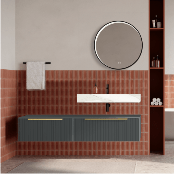Set mobilier baie suspendat gri mat, riflaje Plissetatto, lavoar alb si oglinda rotunda, manere aurii, 140 cm, SaviniDue Iconica