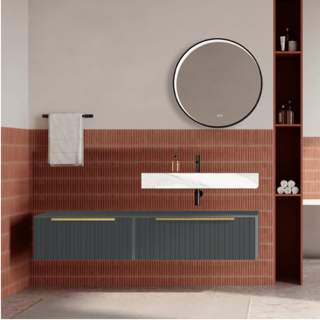 Set mobilier baie suspendat gri mat, riflaje Plissetatto, lavoar alb si oglinda rotunda, manere aurii, 140 cm, SaviniDue Iconica