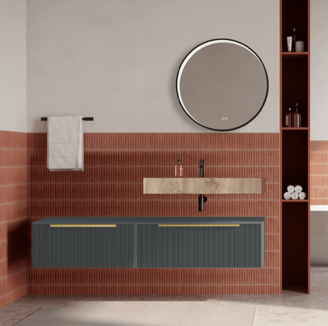 Set mobilier baie suspendat gri mat, riflaje Plissetatto, lavoar imitatie lemn si oglinda rotunda, manere aurii, 140 cm, SaviniDue Iconica