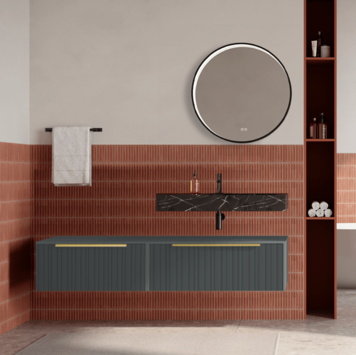 Set mobilier baie suspendat gri mat, riflaje Plissetatto, lavoar negru si oglinda rotunda, manere aurii, 140 cm, SaviniDue Iconica