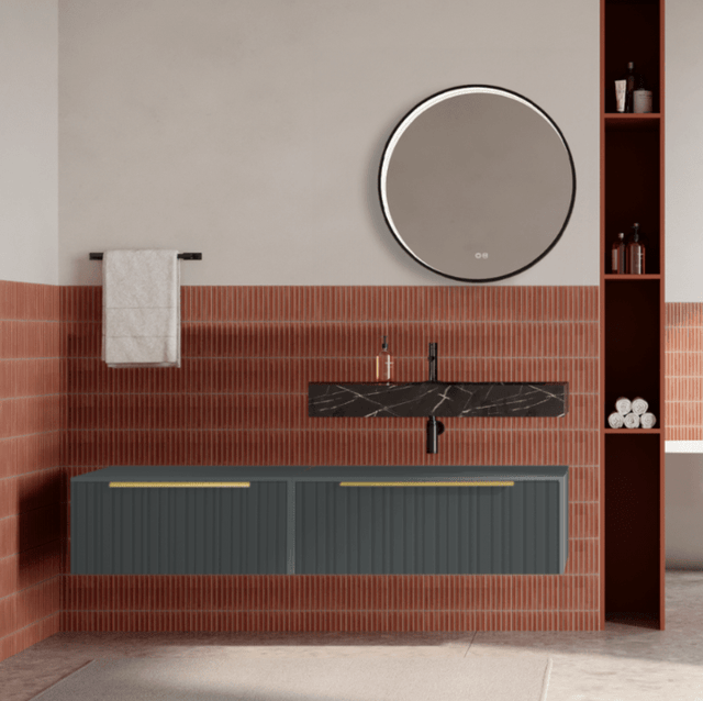 Set mobilier baie suspendat gri mat, riflaje Plissetatto, lavoar negru si oglinda rotunda, manere aurii, 140 cm, SaviniDue Iconica