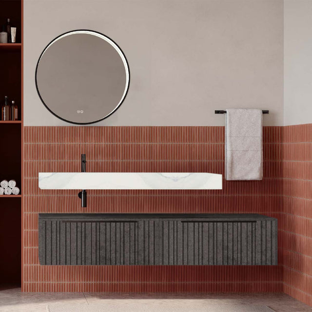 Set mobilier baie suspendat gri urban mat cu lavoar imitație marmura alba și oglindă, cu riflaje Plissetatto, 160 cm, SaviniDue Iconica