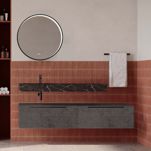 Set mobilier baie suspendat gri urban mat cu lavoar imitație marmura neagra și oglindă, cu riflaje Dogato, 160 cm, SaviniDue Iconica