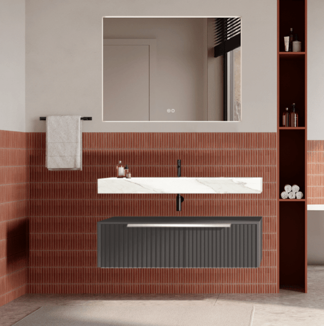 Set mobilier baie suspendat gri urban, riflaje Cannetatto, lavoar alb și oglinda, manere crom, 100 cm, SaviniDue Iconica