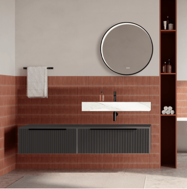 Set mobilier baie suspendat gri urban, riflaje Cannetatto, lavoar alb si oglinda rotunda, manere negre, 140 cm, SaviniDue Iconica