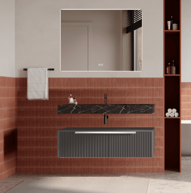 Set mobilier baie suspendat gri urban, riflaje Cannetatto, lavoar negru și oglinda, manere crom, 100 cm, SaviniDue Iconica