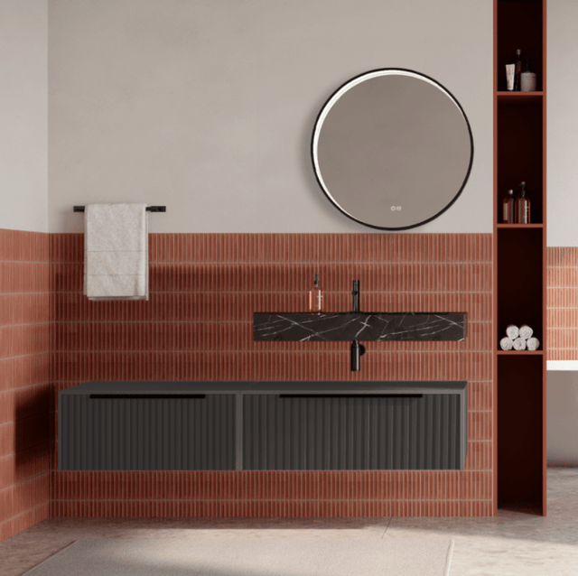 Set mobilier baie suspendat gri urban, riflaje Cannetatto, lavoar negru si oglinda rotunda, manere negre, 140 cm, SaviniDue Iconica