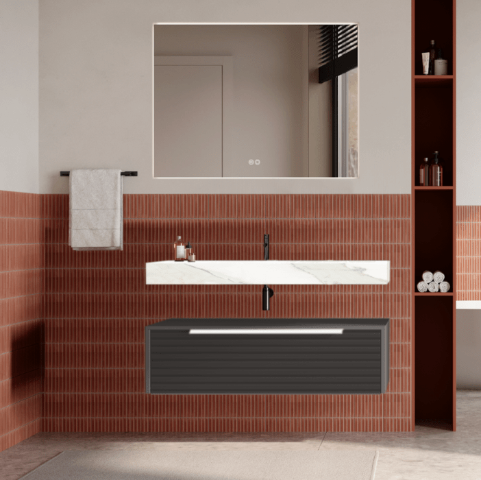 Set mobilier baie suspendat gri urban, riflaje Dogato, lavoar alb și oglinda, manere albe, 100 cm, SaviniDue Iconica