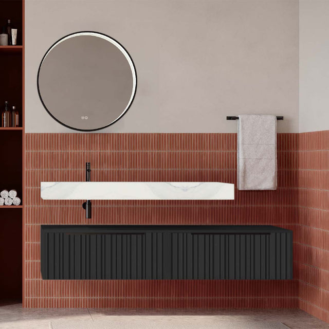 Set mobilier baie suspendat negru mat cu lavoar imitație marmura alba și oglindă, cu riflaje Plissetatto, 160 cm, SaviniDue Iconica