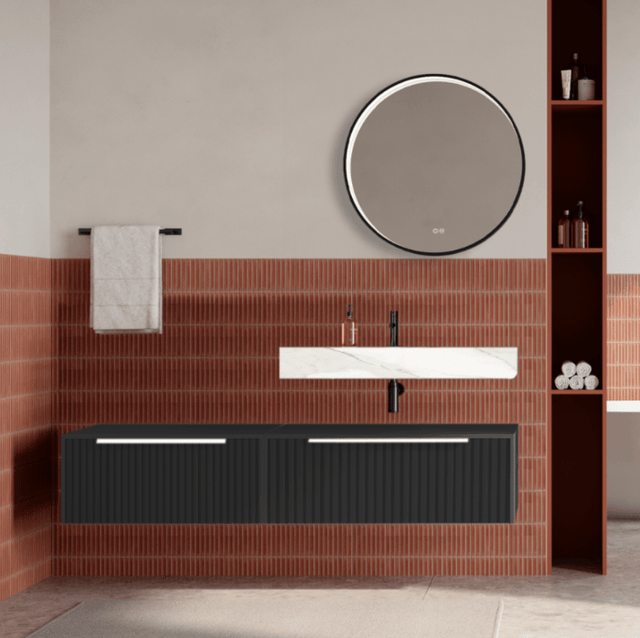 Set mobilier baie suspendat negru mat, riflaje Cannetatto, lavoar alb si oglinda rotunda, manere albe, 140 cm, SaviniDue Iconica