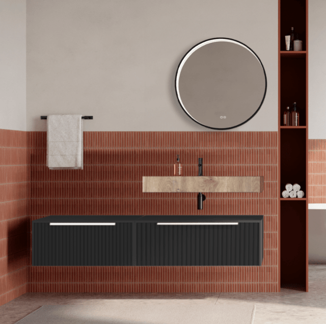 Set mobilier baie suspendat negru mat, riflaje Cannetatto, lavoar imitatie lemn si oglinda rotunda, manere albe, 140 cm, SaviniDue Iconica