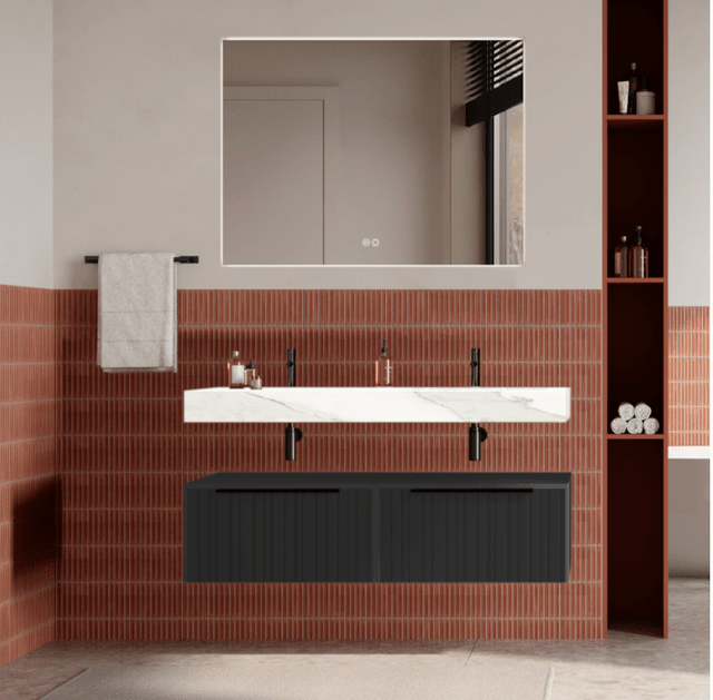 Set mobilier baie suspendat negru mat, riflaje Plissetatto, lavoar alb si oglinda, manere negre, 120 cm, SaviniDue Iconica