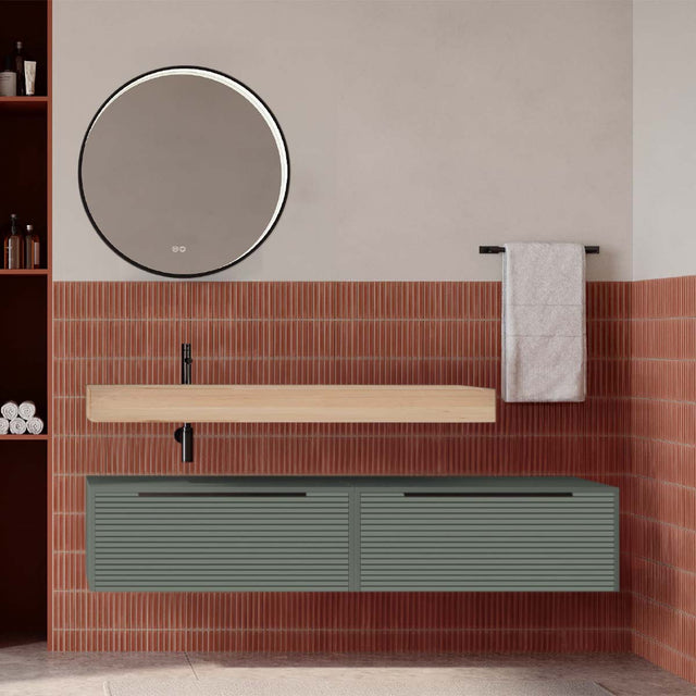 Set mobilier baie suspendat verde salvie mat cu lavoar imitație lemn și oglindă, cu riflaje Dogato, 160 cm, SaviniDue Iconica