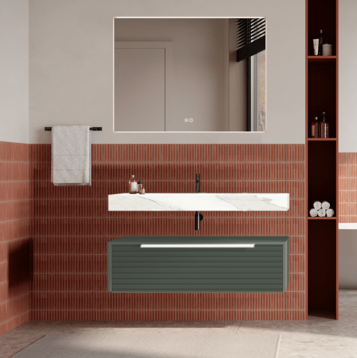 Set mobilier baie suspendat verde salvie, riflaje Dogato, lavoar alb și oglinda, manere albe, 100 cm, SaviniDue Iconica