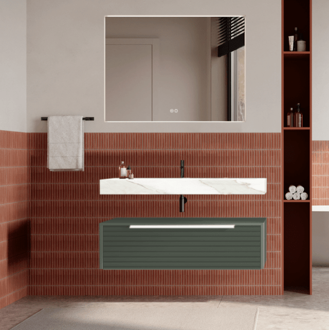 Set mobilier baie suspendat verde salvie, riflaje Dogato, lavoar alb și oglinda, manere albe, 100 cm, SaviniDue Iconica